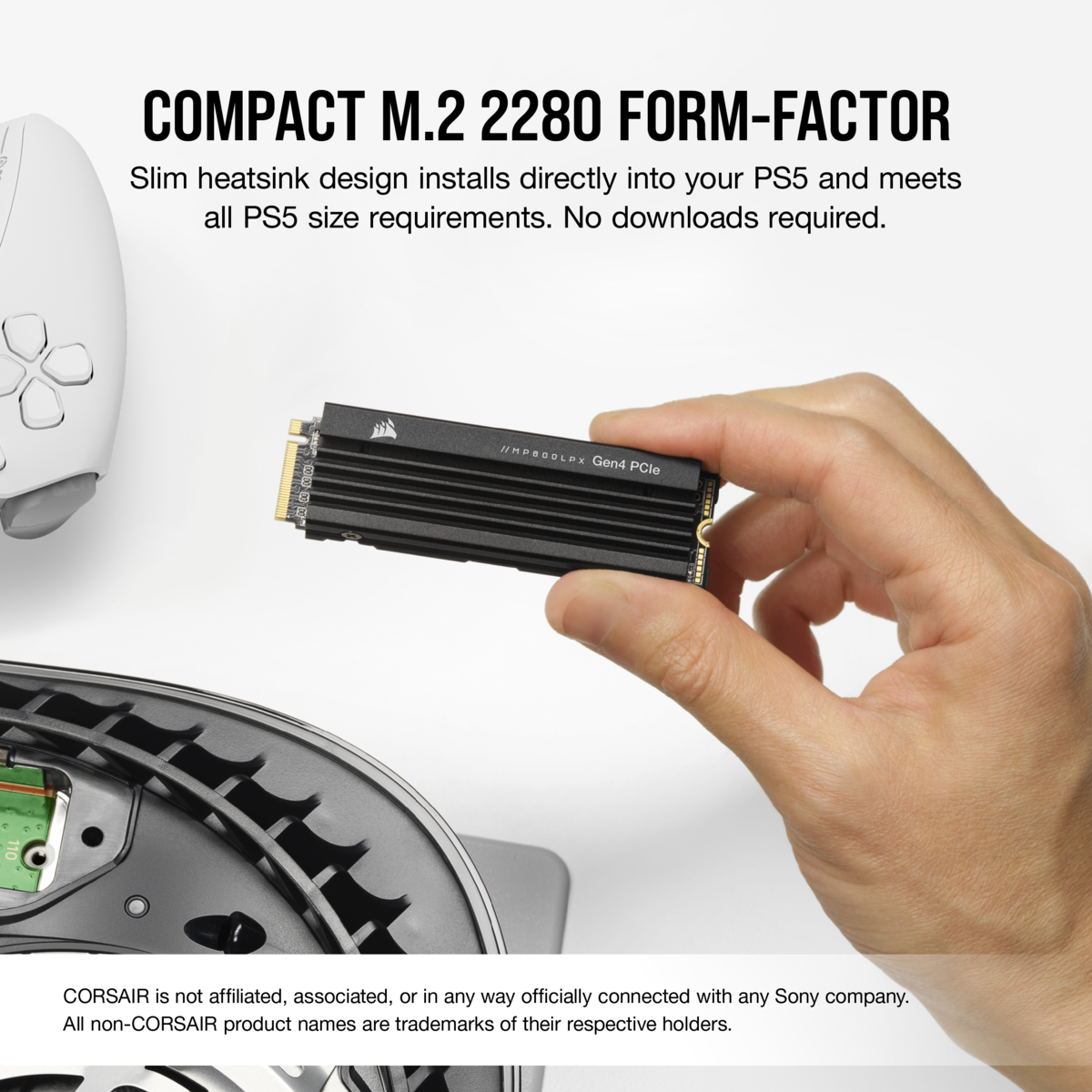 Mano che tiene un dissipatore di calore nero con testo. PlayStation 5 e controller sullo sfondo.