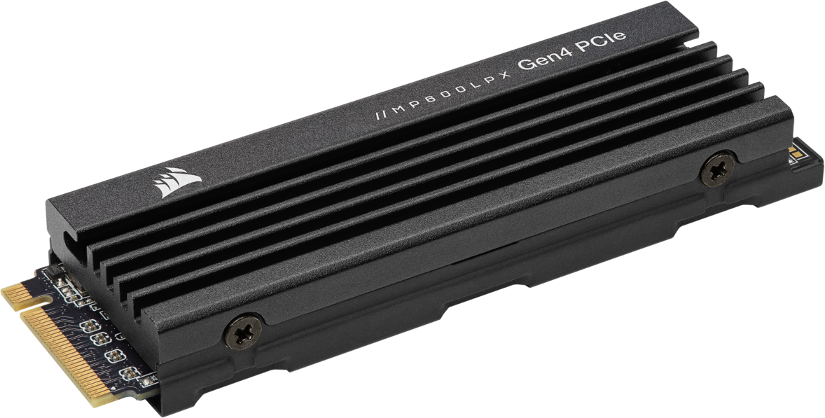 SSD nera con dissipatore di calore, logo Corsair argentato. Vista angolata su sfondo nero.