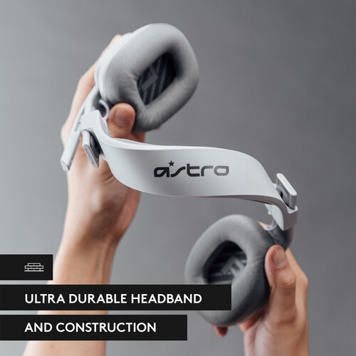 Weißes und graues Headset, gehalten von zwei Händen. Text auf dem Headset: Astro.