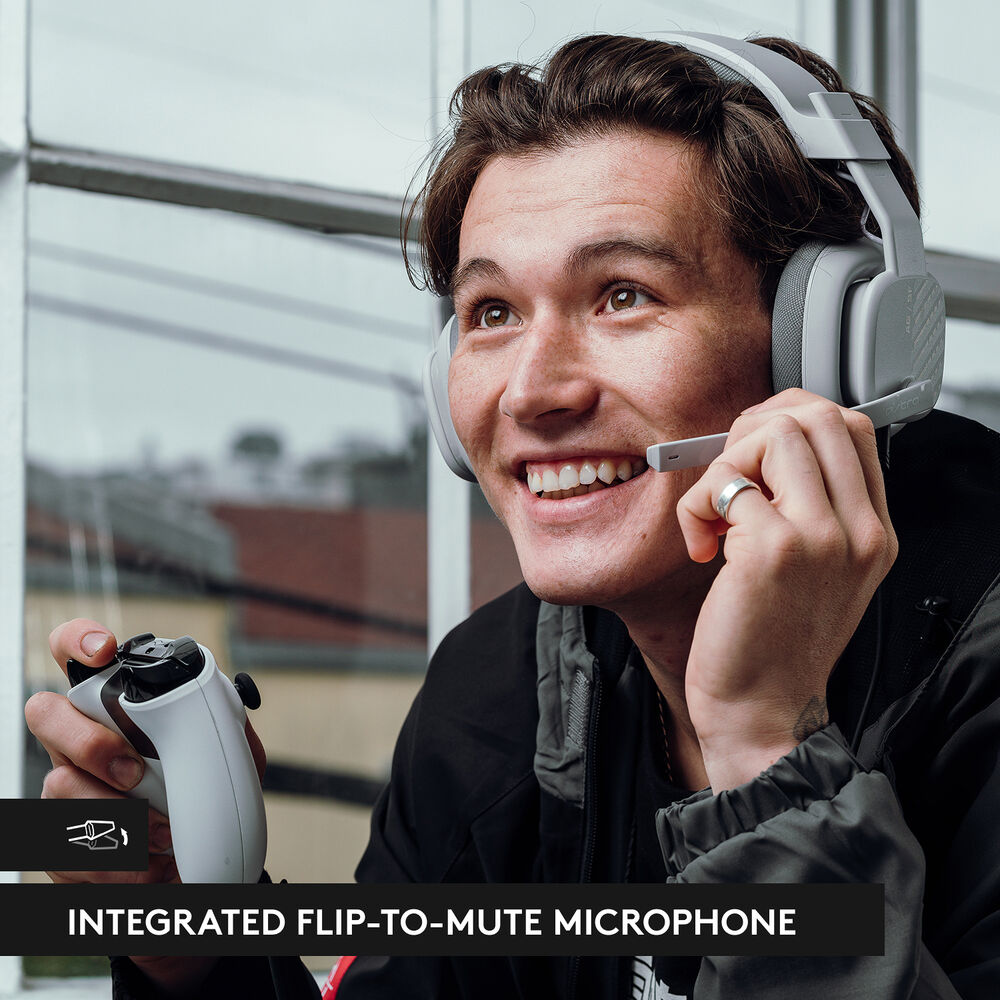 Ein Mann mit Headset und Gamecontroller, lächelnd.