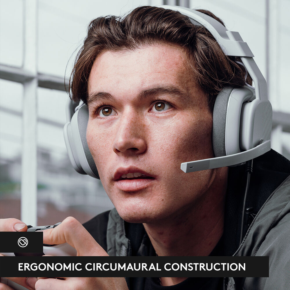 Ein Mann mit Headset, der ein Videospiel spielt.