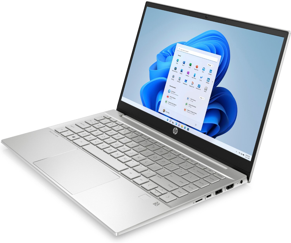 Ordinateur portable HP argenté avec le bureau Windows 11. L'ordinateur est ouvert et incliné.