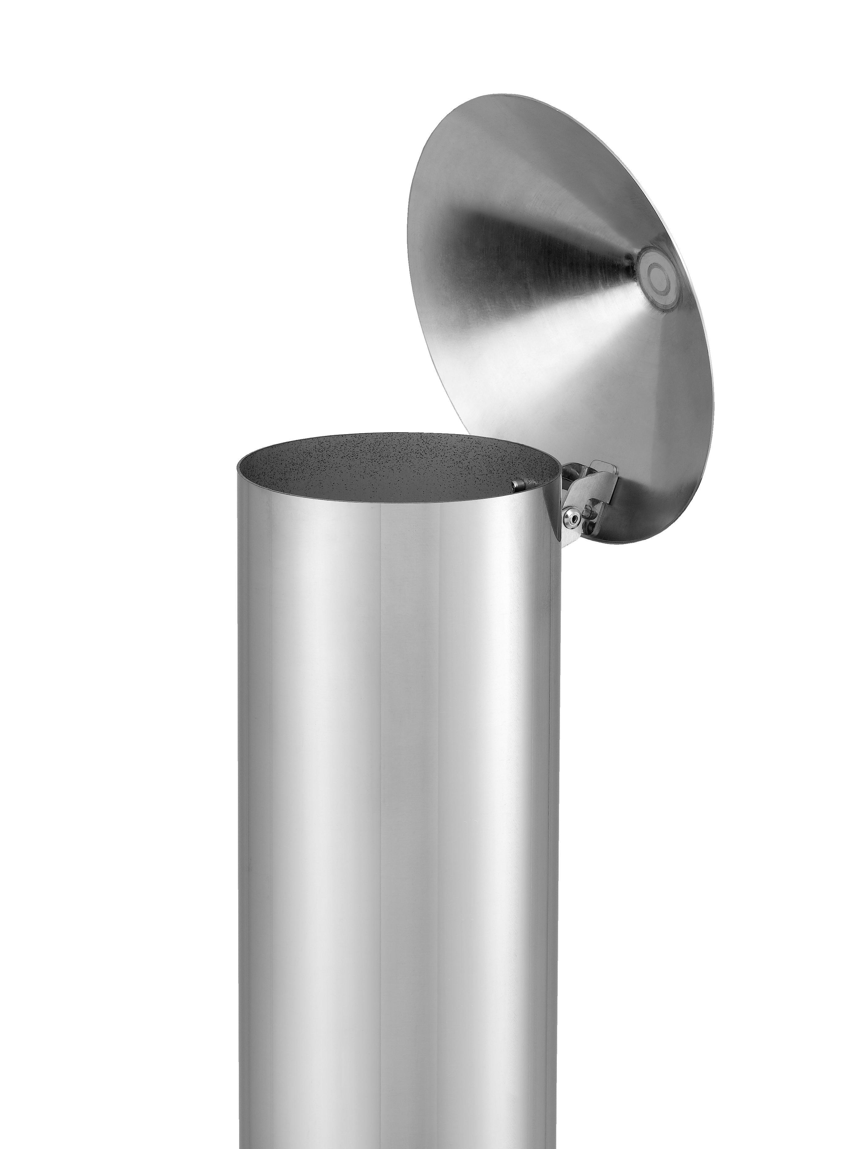 Ein Edelstahl-Aschenbecher mit geöffnetem Deckel, vor weißem Hintergrund.