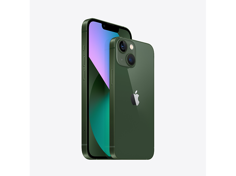 Zöld iPhone fehér háttér előtt. A telefon szögben van, hogy látszódjon a képernyő és a hátlap.