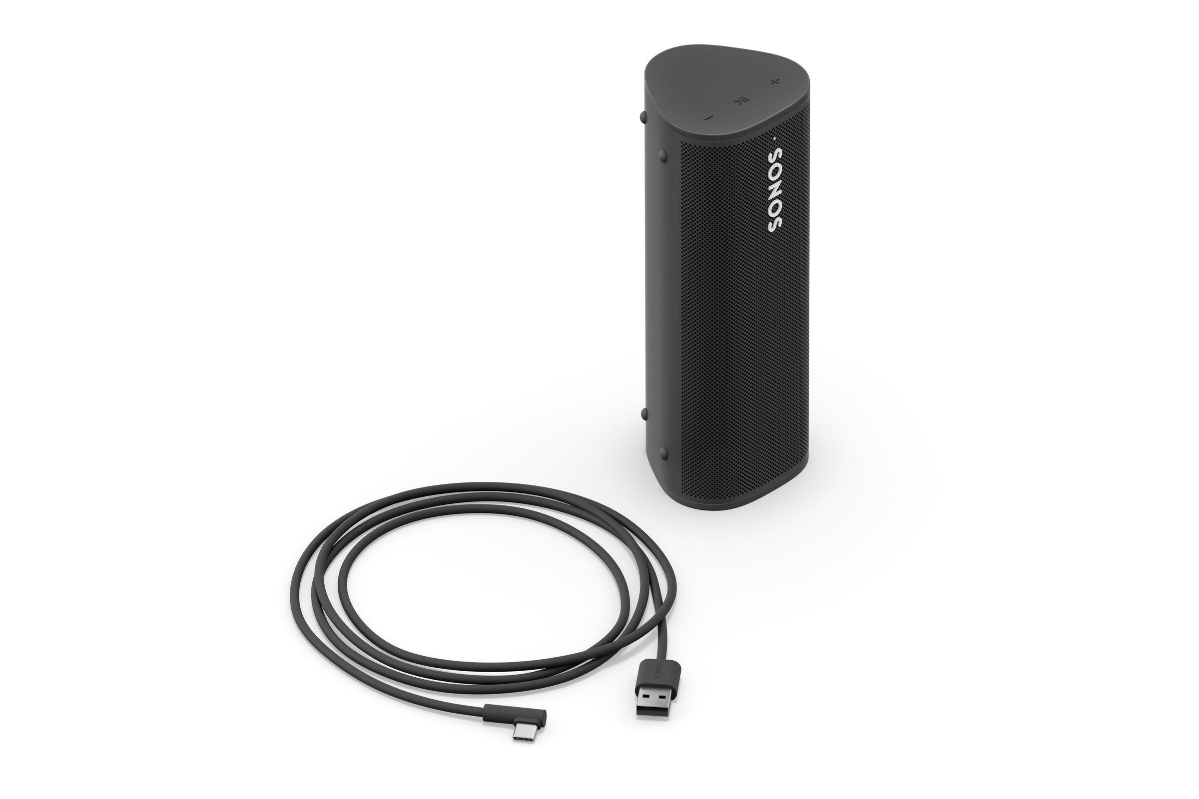 Schwarzer Sonos-Lautsprecher mit USB-C-Kabel. Der Lautsprecher ist zylindrisch. Weißer Hintergrund.