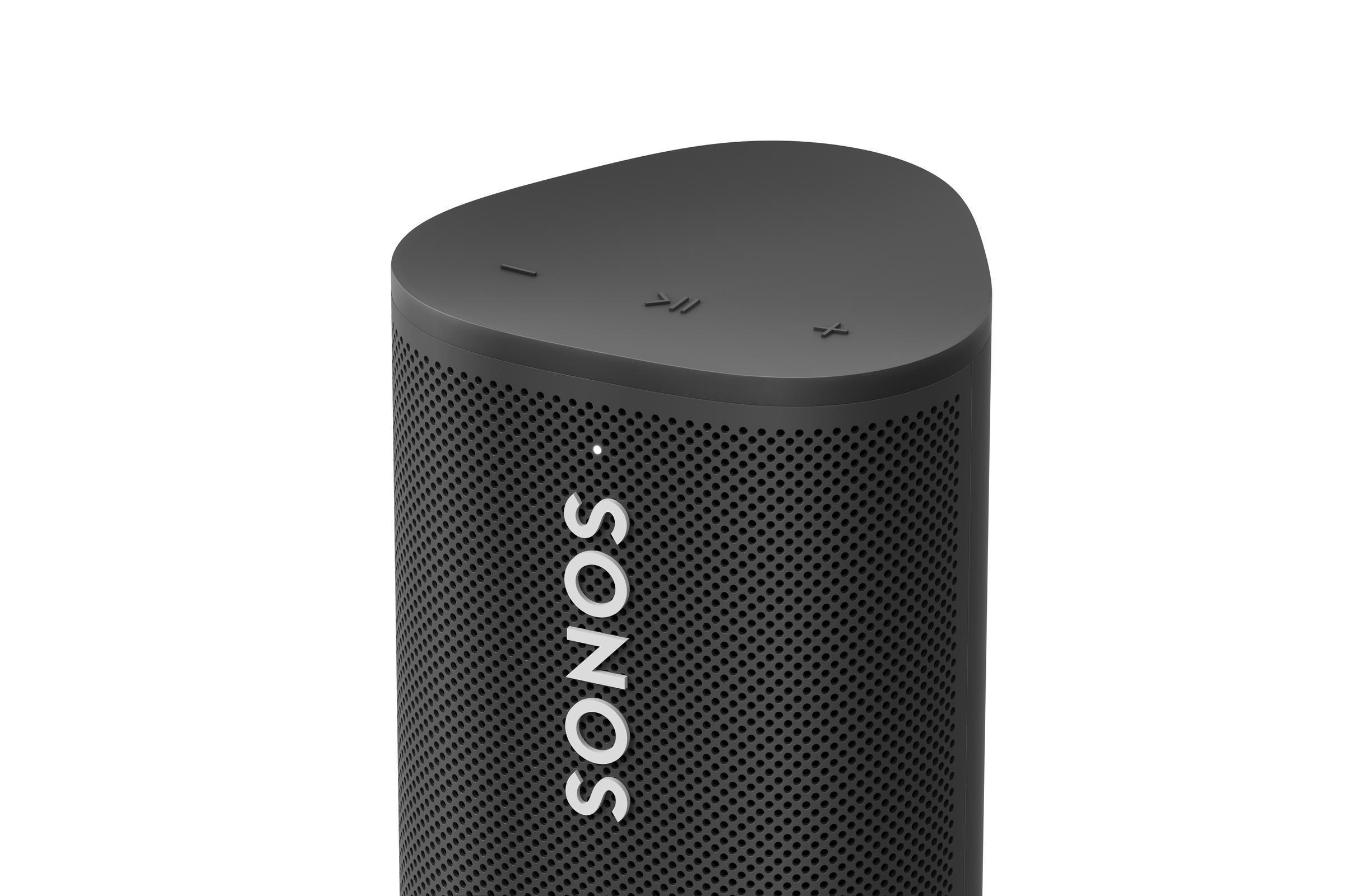 Nahaufnahme eines schwarzen Sonos-Lautsprechers. Er hat eine abgerundete Oberseite mit Bedienelementen und einen Mesh-Körper.