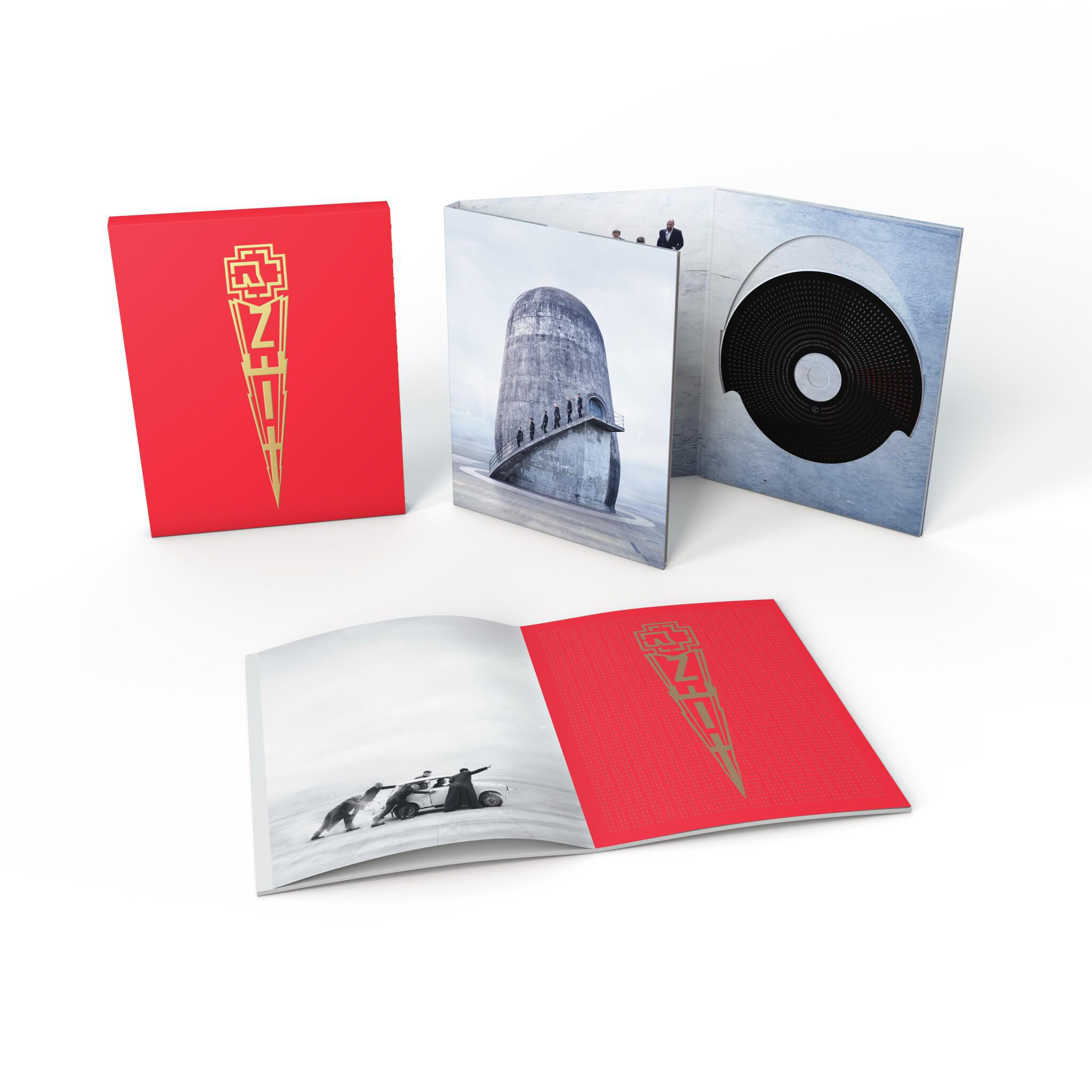 Roter CD-Hülle, eine CD und ein Booklet mit weißem Hintergrund.