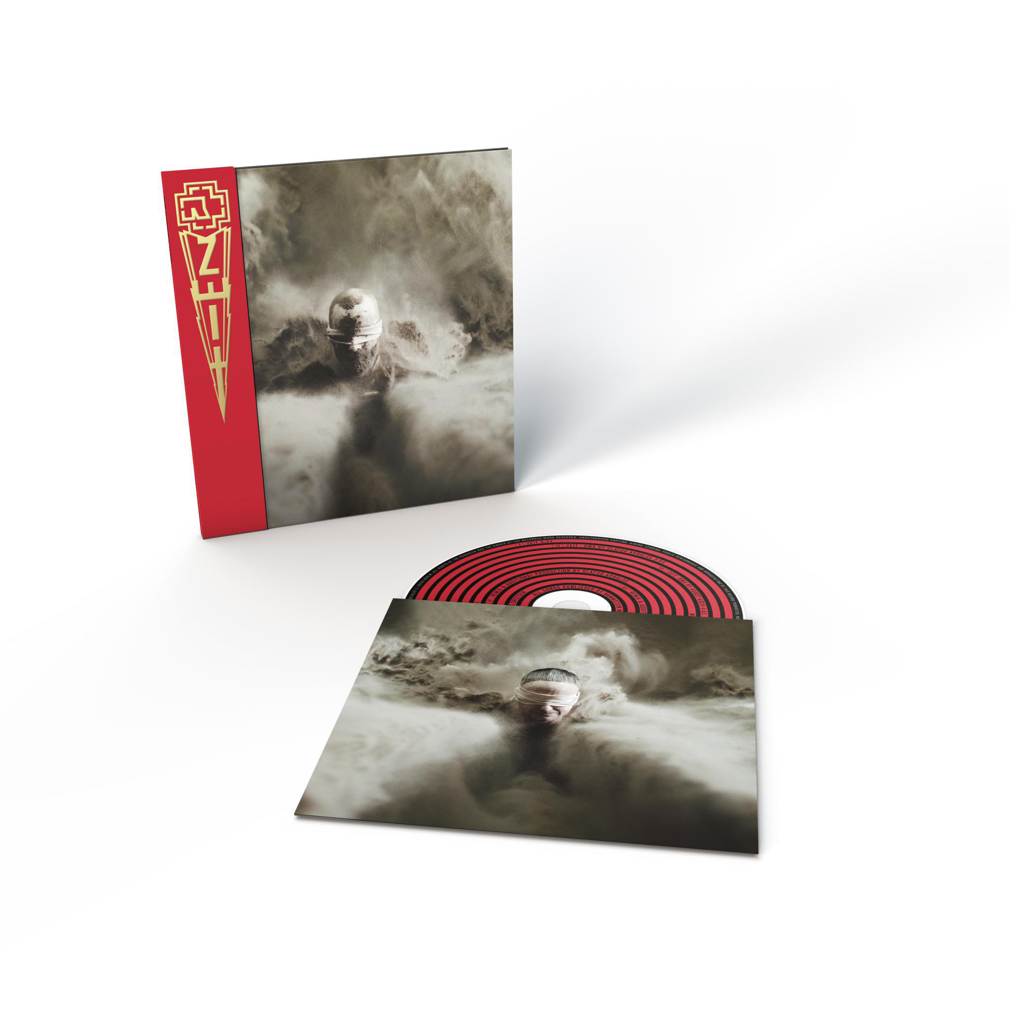 Rammstein-Album. Mann im Nebel. Roter Einband mit weißem Text. CD im roten Tray.