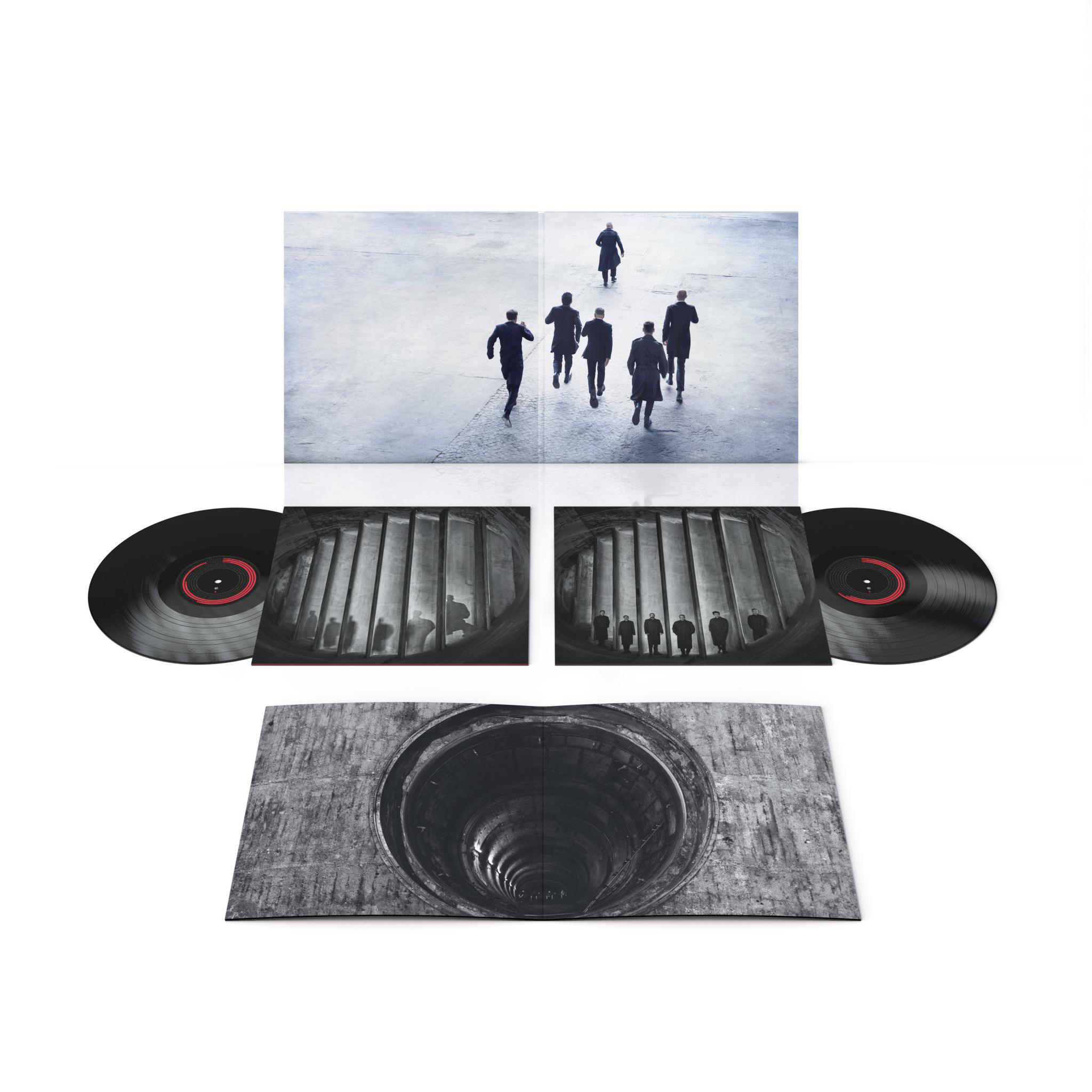 Schallplatten und Albumcover. Menschen gehen auf eine Öffnung zu. Schwarzweißfotografie.