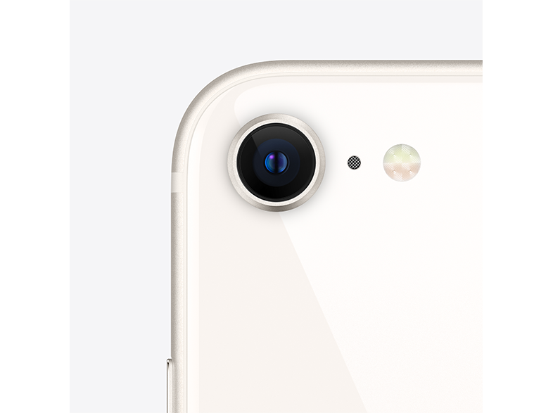 Fehér telefon kamerájának lencséje és vakuja közelről, fehér háttérrel.