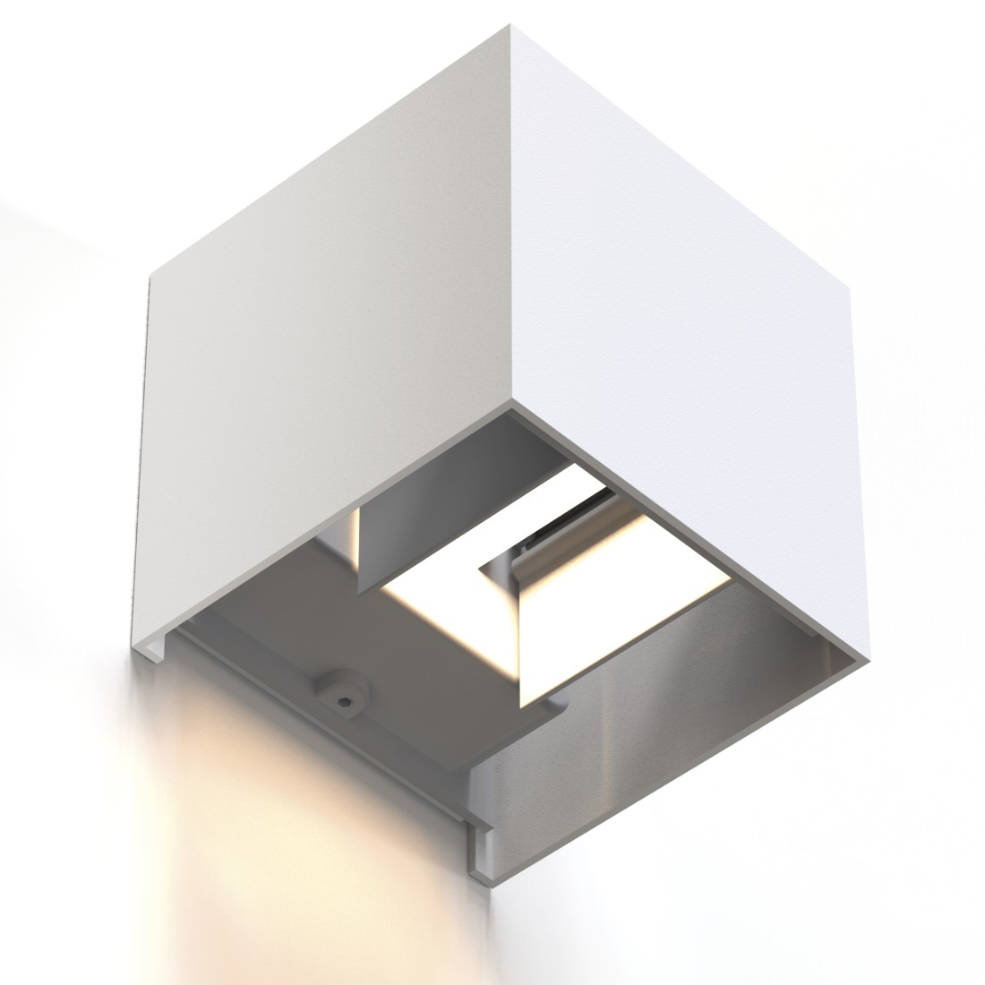 Weiße, geometrische, würfelförmige Außenlampe an einer weißen Wand. Das Licht ist an.