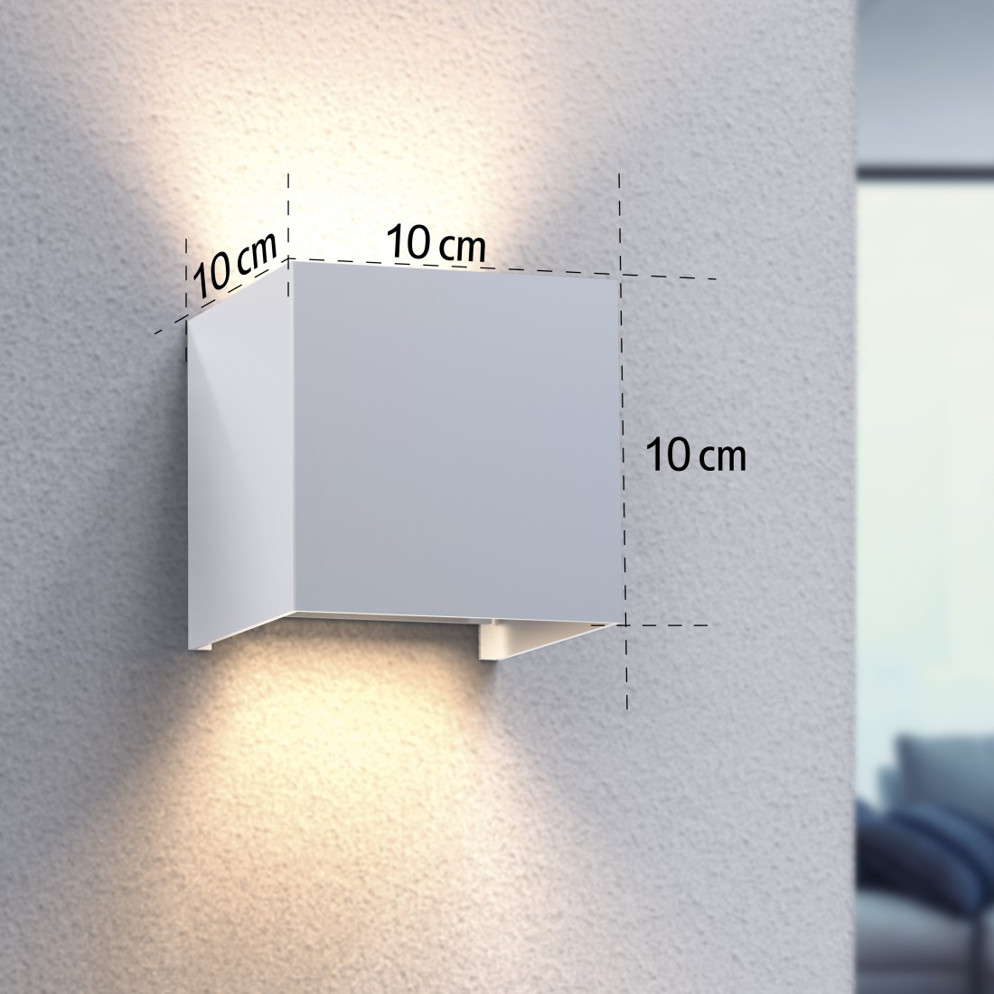 Eine weiße quadratische Leuchte ist an einer strukturierten Wand montiert, mit Maßangaben.