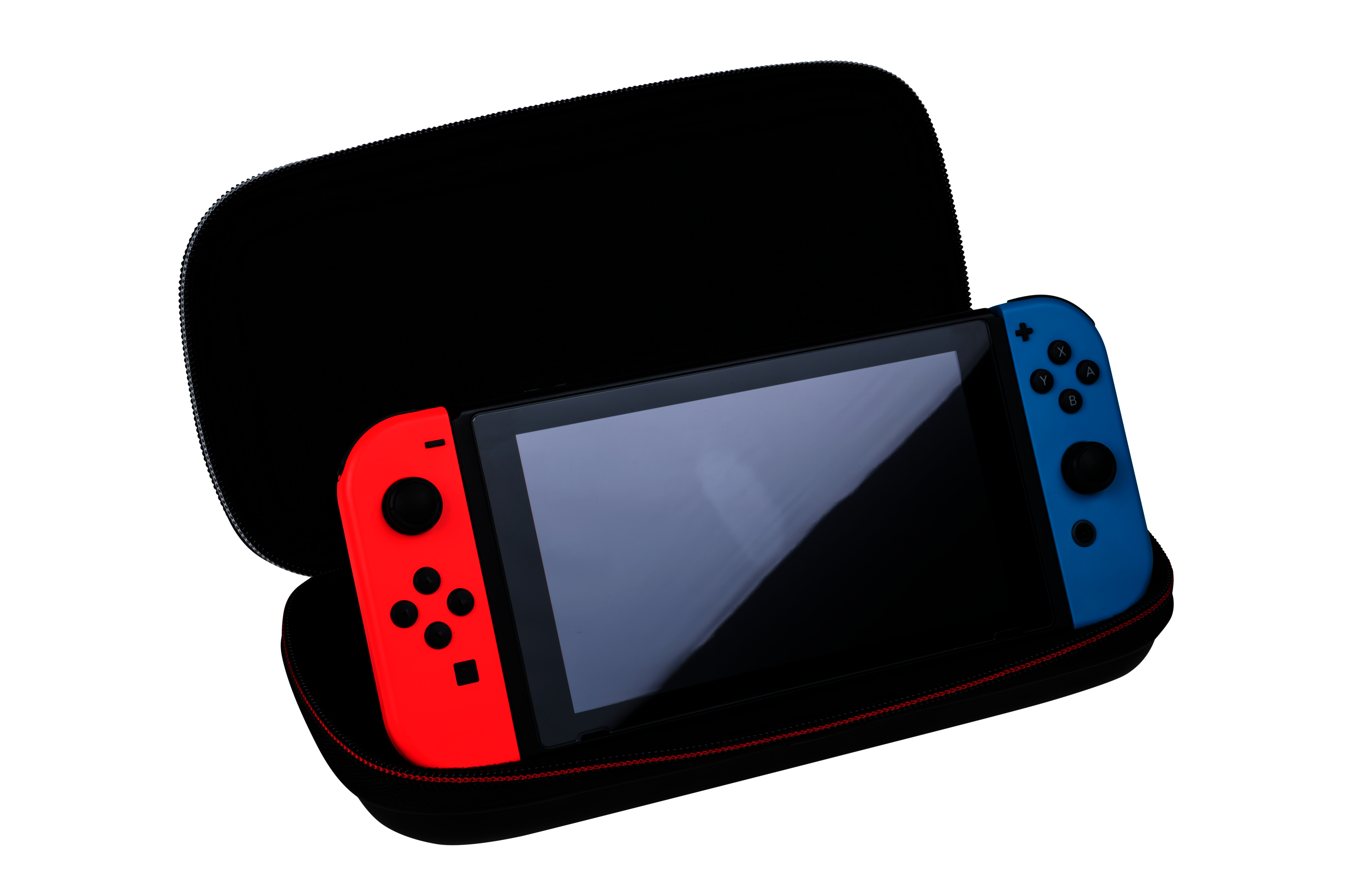 Nintendo Switch Konsole in offenem schwarzem Etui. Rote und blaue Joy-Cons sichtbar.