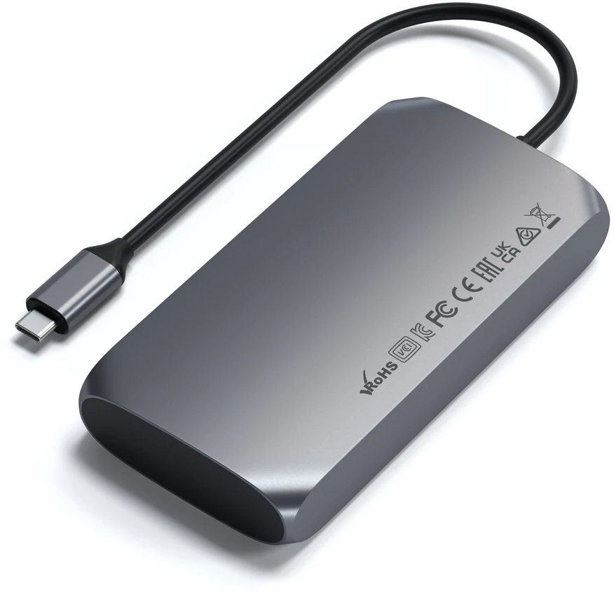Un hub USB-C grigio con un cavo nero, angolato su sfondo bianco.