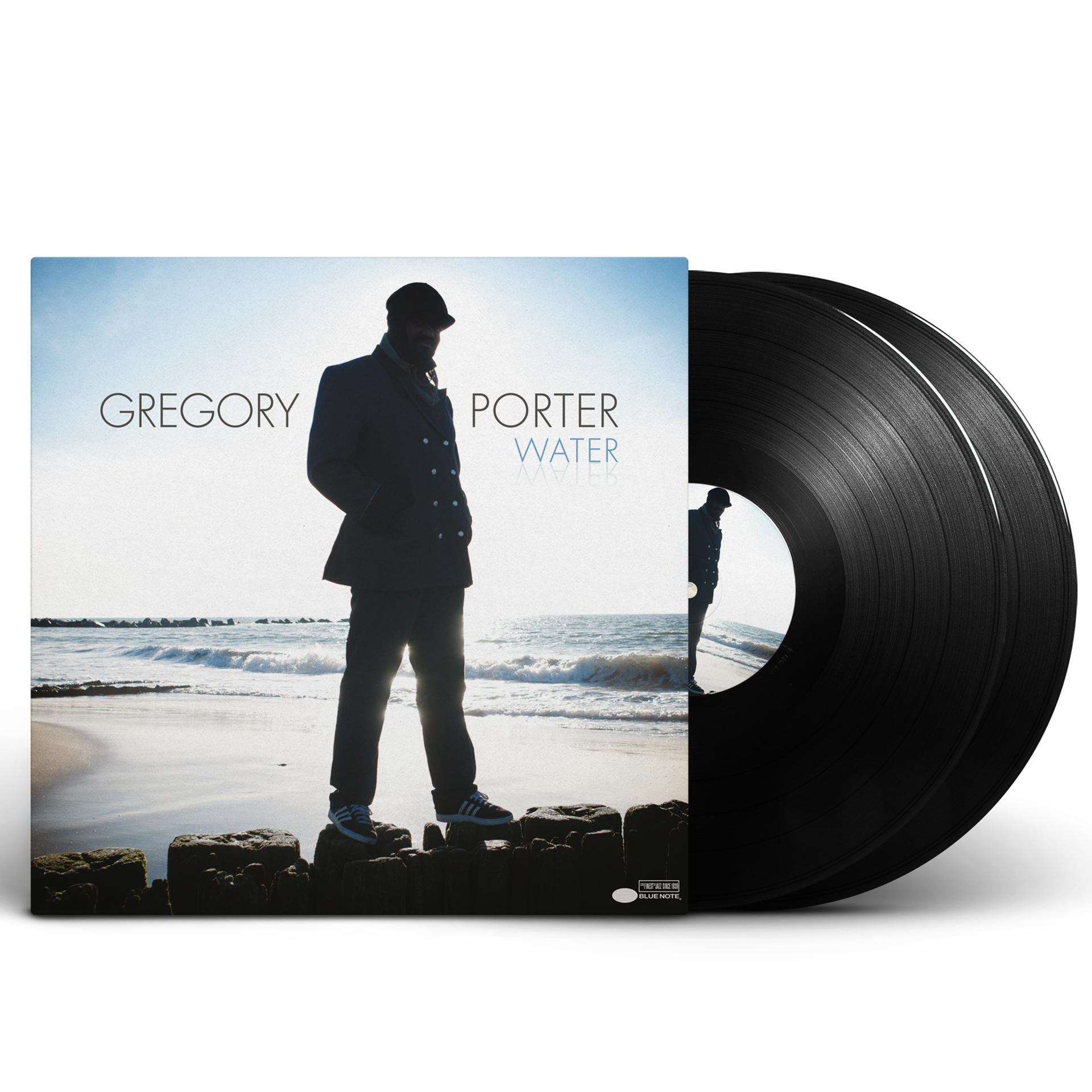 Albumcover mit einem Mann am Strand. Rechts zwei schwarze Schallplatten.