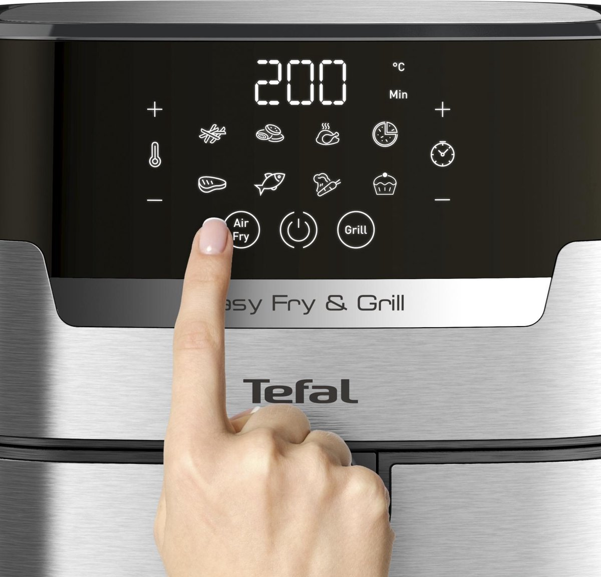 Egy kéz megérinti az air fryer kijelzőjét, láthatóan air fry és grill opciókkal.