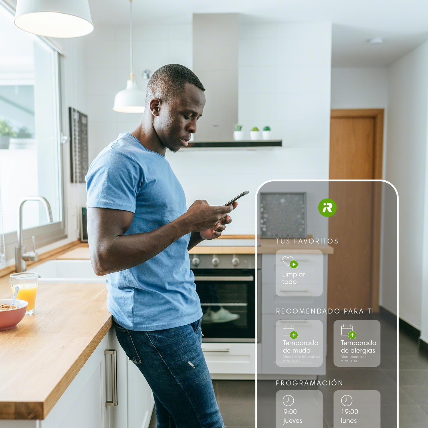 Hombre usando un smartphone en la cocina, con un panel de control de casa inteligente.