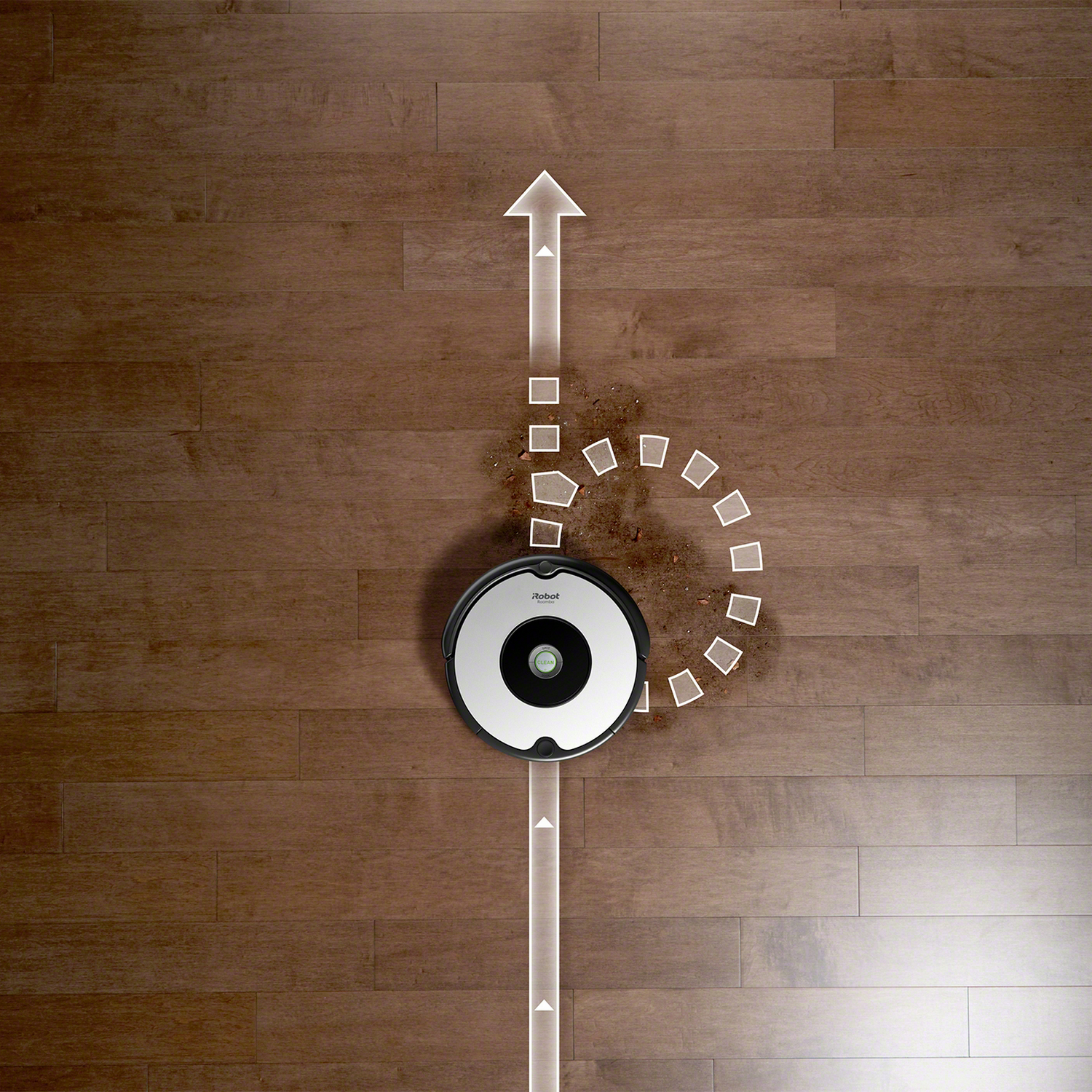 Robot aspirador limpiando piso de madera, dejando un rastro limpio. Flecha blanca indica el camino.