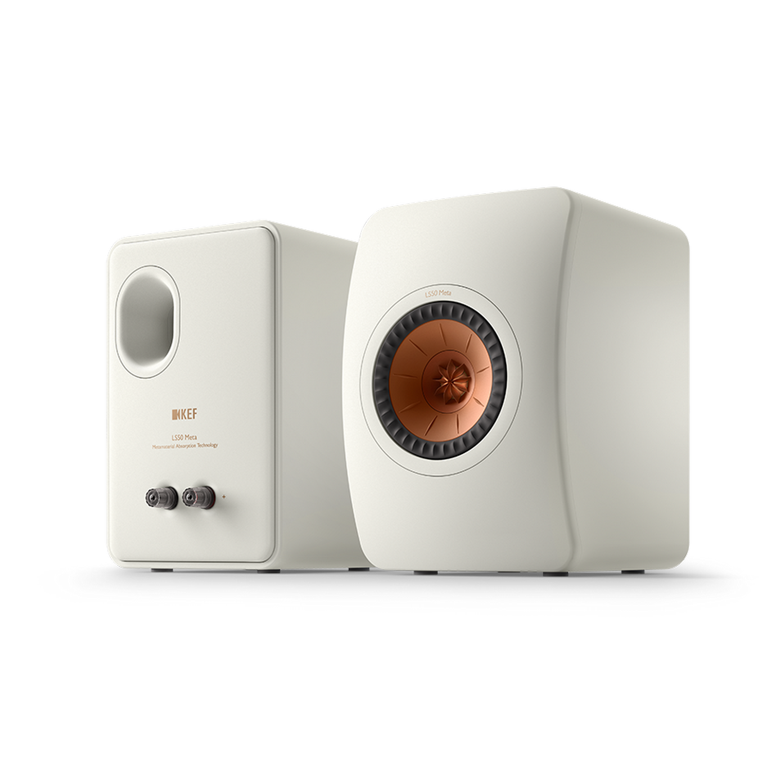 Dos altavoces blancos. Uno tiene un altavoz de cobre, el otro un agujero. El fondo es gris.