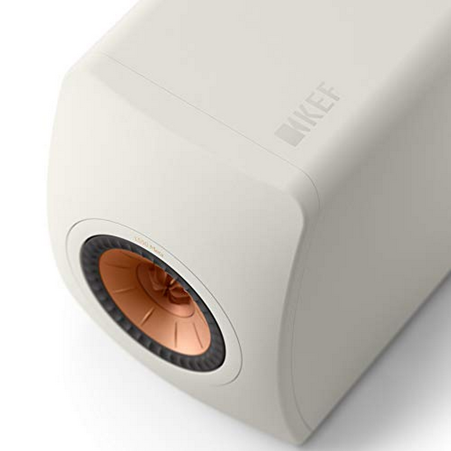 Primer plano de un altavoz blanco con centro cobrizo.