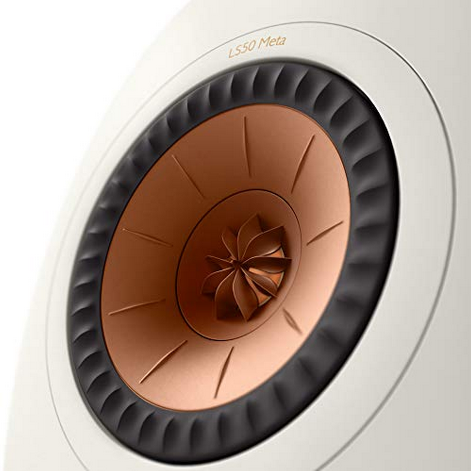 Altavoz con cono de cobre y borde negro, sobre fondo blanco.