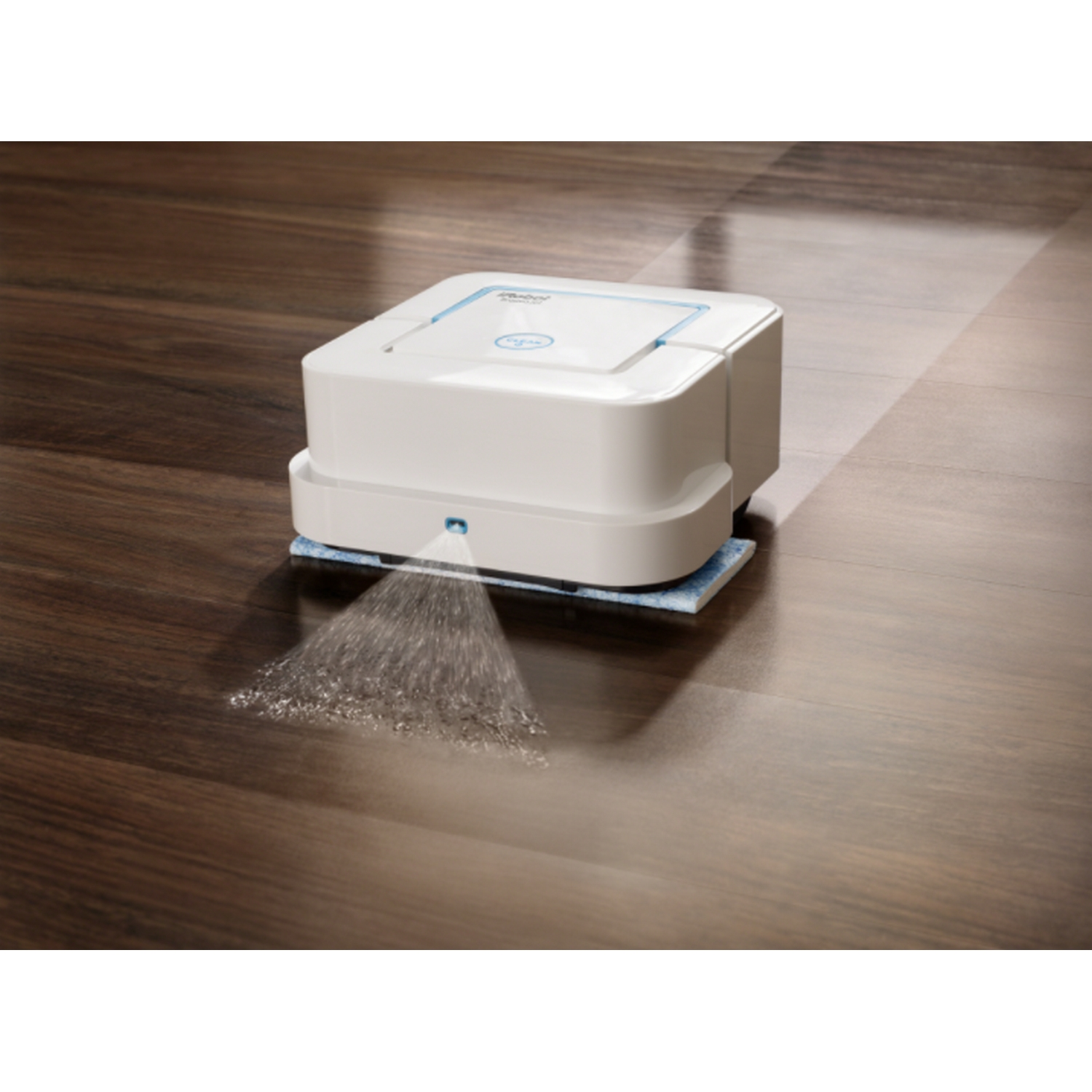 Aspiradora robot rectangular blanca en un suelo de madera, rociando agua sobre una almohadilla azul.