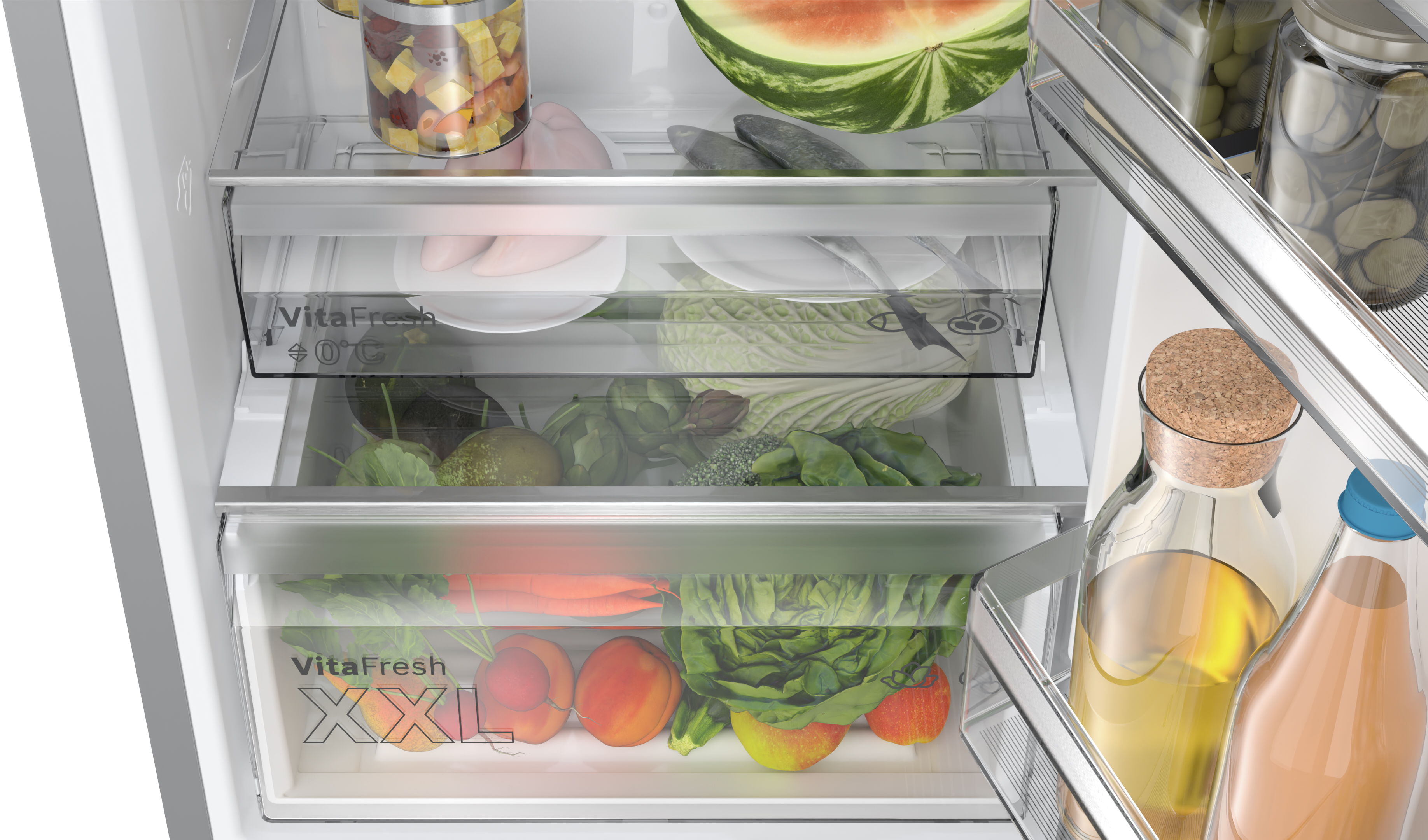 In einem Kühlschrank mit frischem Gemüse, Obst und anderen Produkten in transparenten Schubladen.