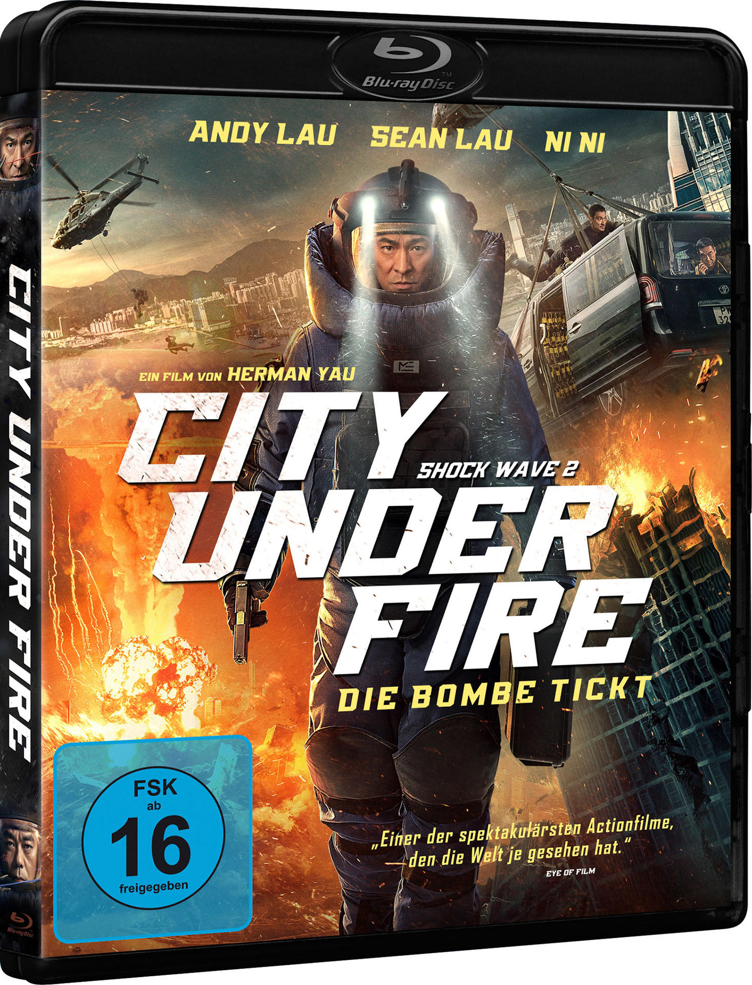 Filmcover für City Under Fire. Ein Mann in einem Bombenanzug hält eine Waffe.