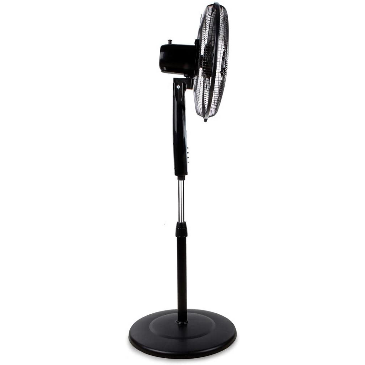 Ventilador de pedestal negro, fondo blanco, vista lateral, en posición vertical.