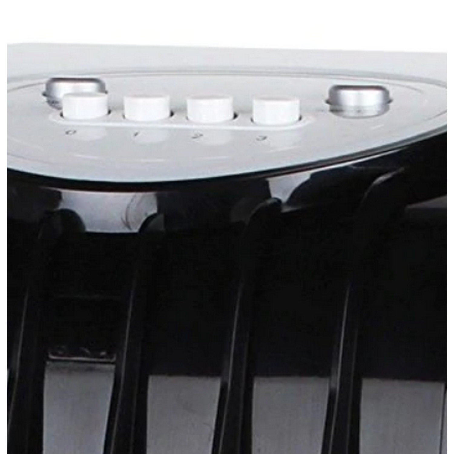 Primer plano de botones blancos de electrodomésticos. Tres botones visibles.