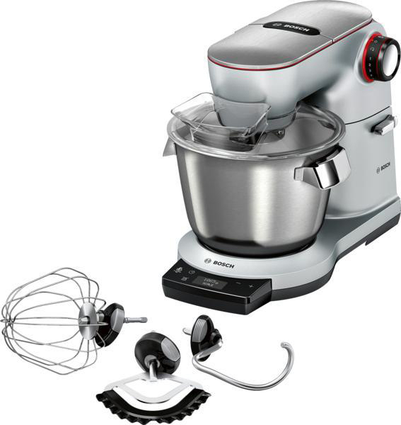 Silberner Bosch Küchenmixer mit Zubehör. Eine Schüssel, ein Schneebesen und ein Schläger sind davor.