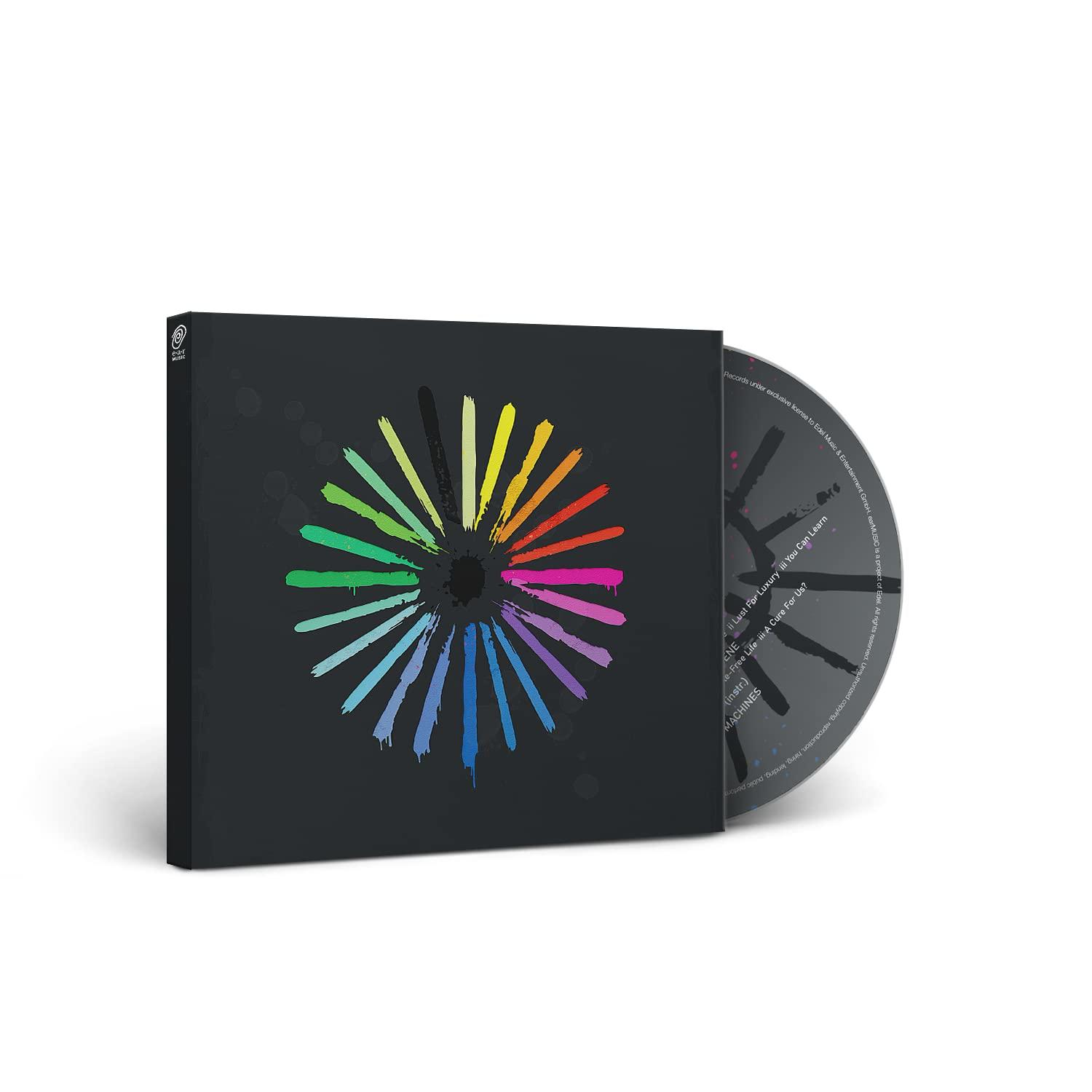 CD-Hülle mit schwarzem Cover und farbenfrohem Design. CD ist sichtbar. Weißer Hintergrund.