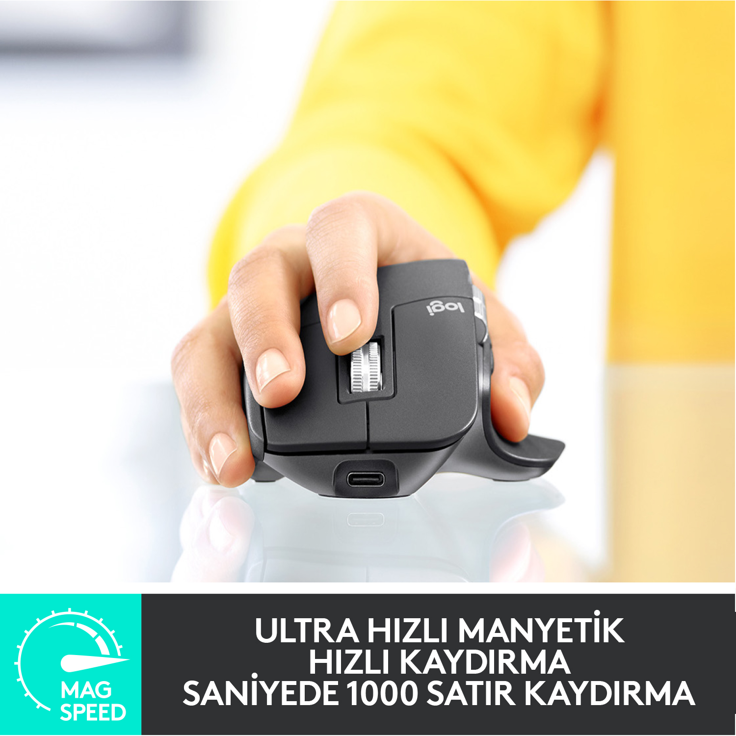 El, kaydırma tekerleği olan bir fare tutuyor. Sarı gömlek. Beyaz yüzey. Kaydırma hızı hakkında metin.