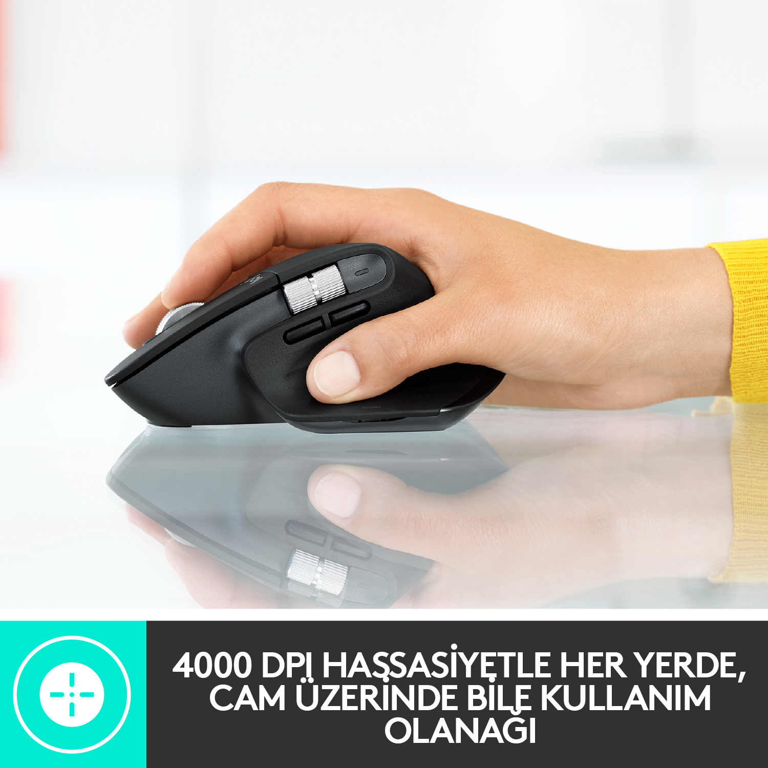 Beyaz bir yüzeyde siyah bir bilgisayar faresi kullanan bir kişinin eli.