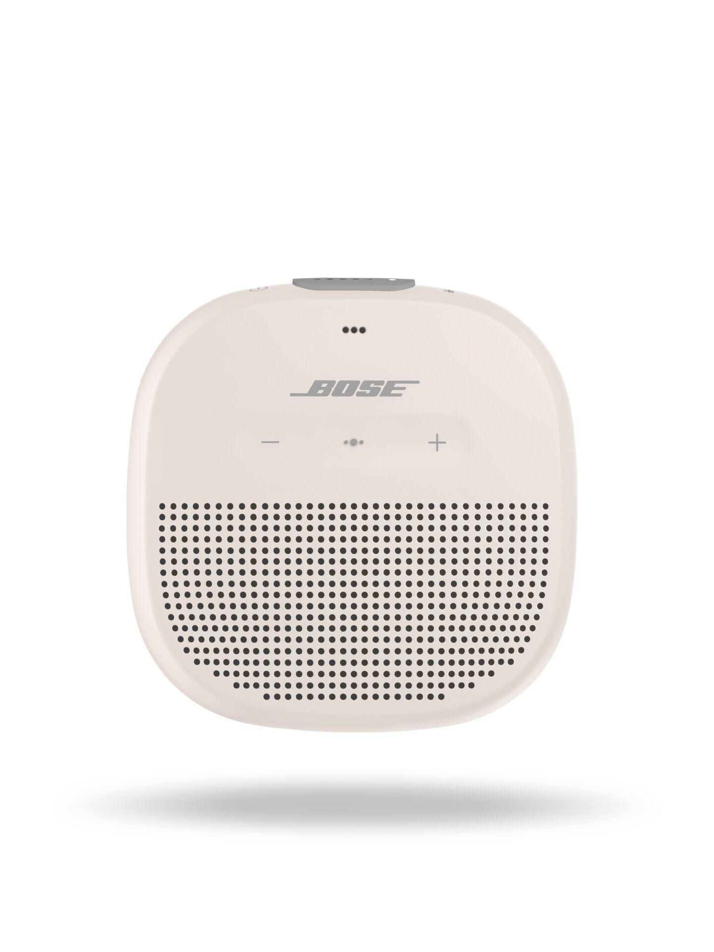 Cremefarbener Bose-Lautsprecher mit schwarzem Lautsprechergrill und Bedientasten.
