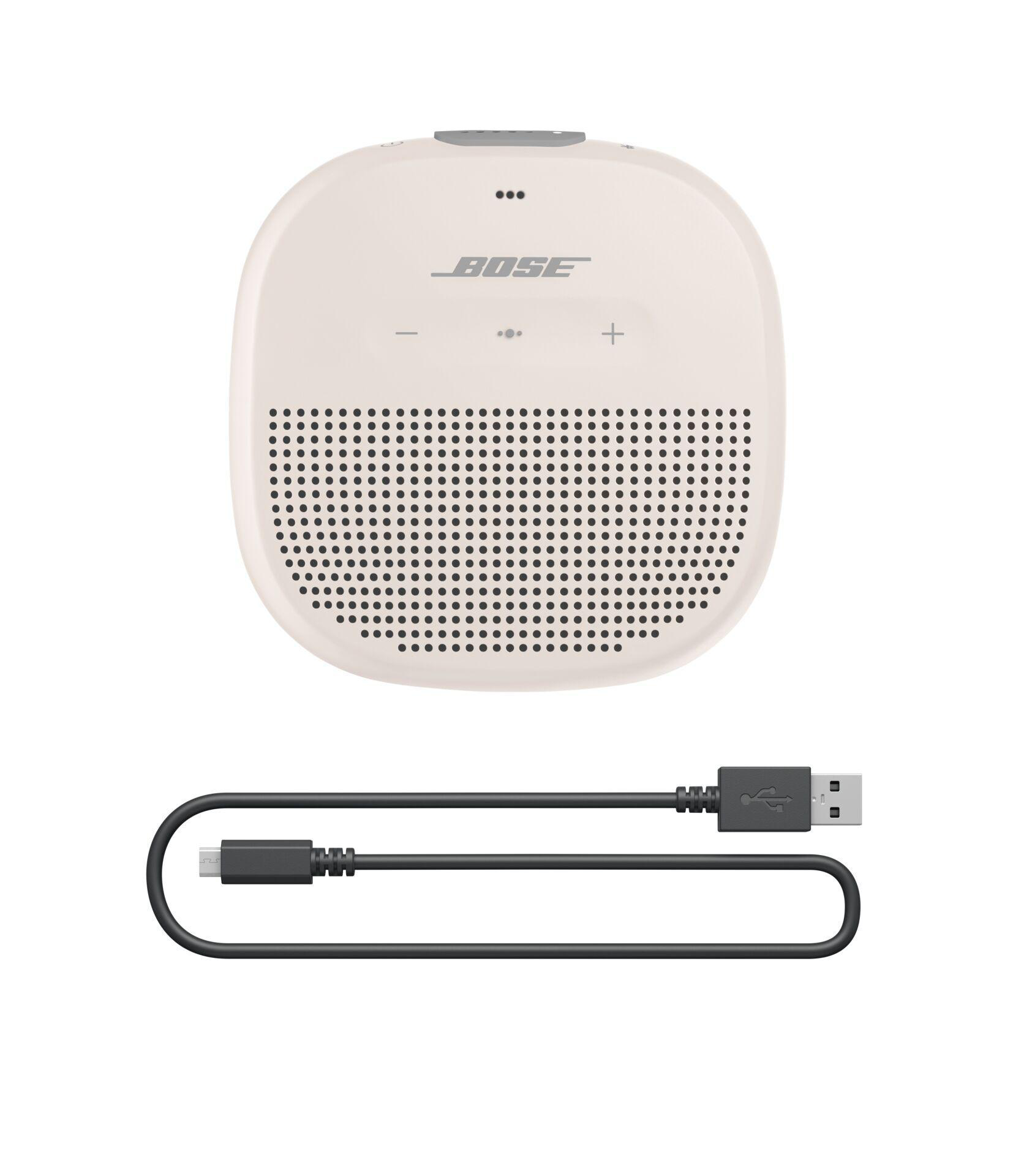 Ein weißer Bose-Lautsprecher mit einem USB-Kabel auf einer weißen Oberfläche.