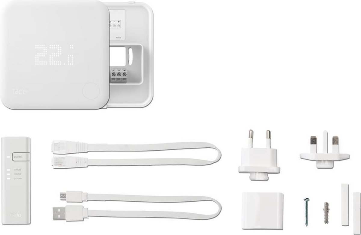 Witte slimme thermostaat, kabels en adapters.