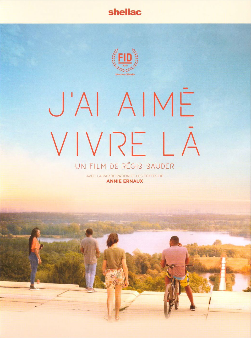 Affiche de film : 'J'ai aimé vivre là'. Des gens sur un toit surplombant l'eau. Ciel bleu, coucher de soleil orange.