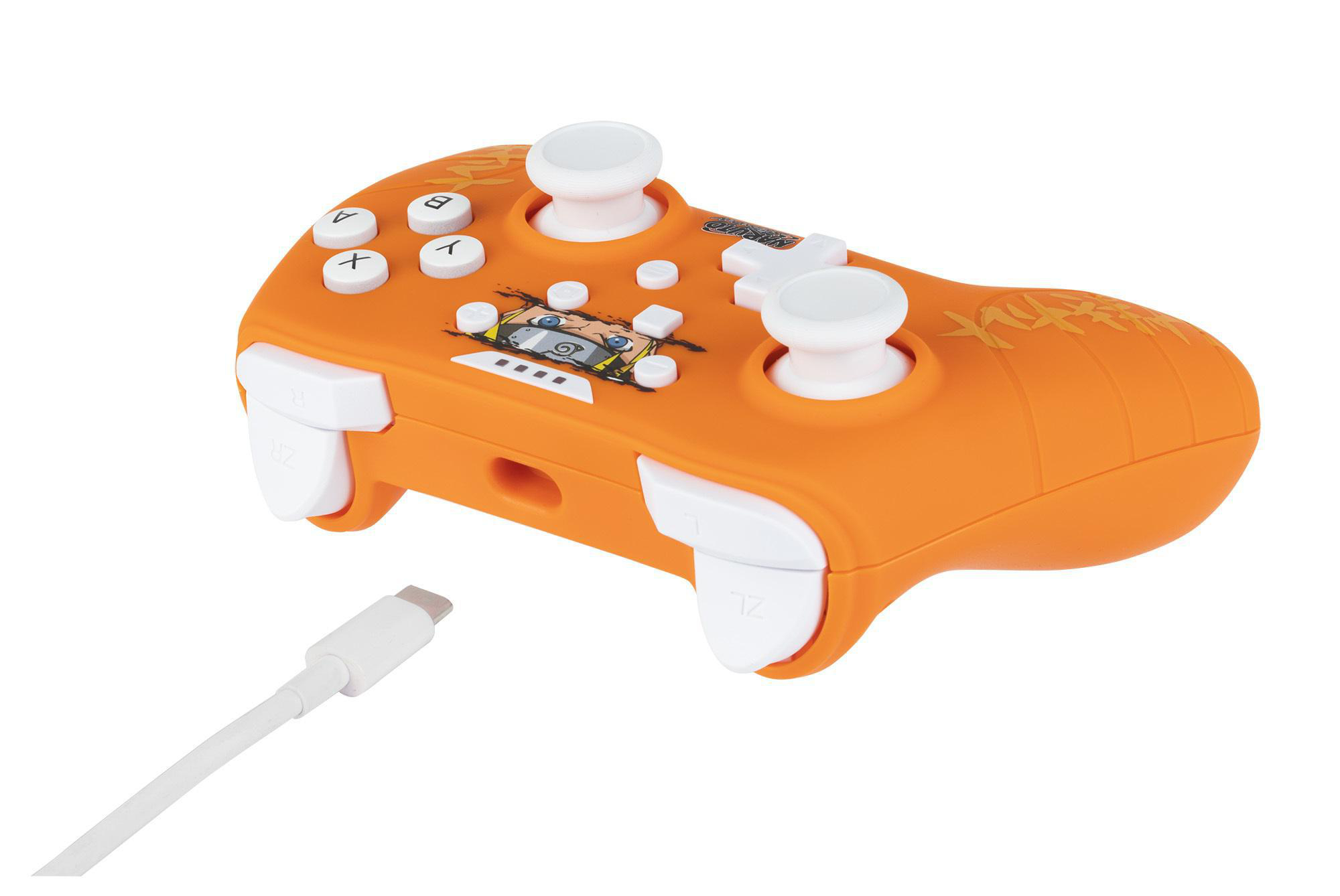 Oranger Controller im Naruto-Design mit Ladekabel. Knöpfe auf weißem Hintergrund sichtbar.