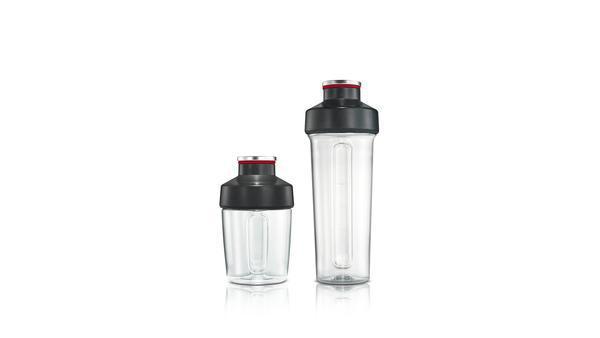 Zwei klare Cocktailshaker mit schwarzen Deckeln. Einer ist größer als der andere.