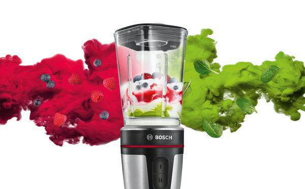 Mixer mit Früchten und Joghurt. Rote und grüne Farben auf beiden Seiten.