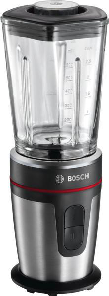 Ein silberner und schwarzer Bosch-Mixer mit einem Glasbehälter und einem schwarzen Deckel. Er steht vor weißem Hintergrund.