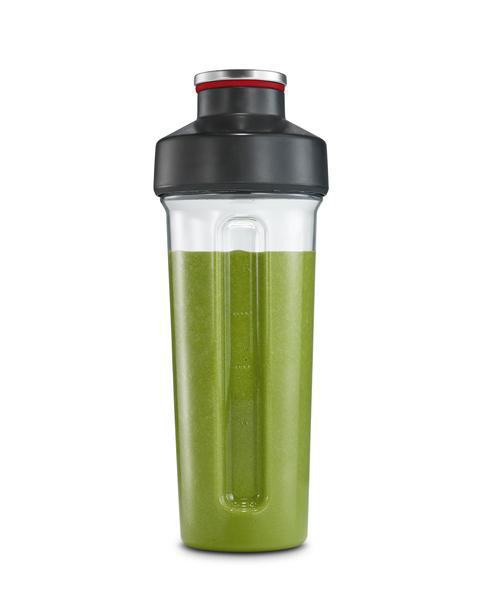 Eine hohe, klare Shaker-Flasche mit grüner Flüssigkeit, mit schwarzem Deckel und rotem Ring.