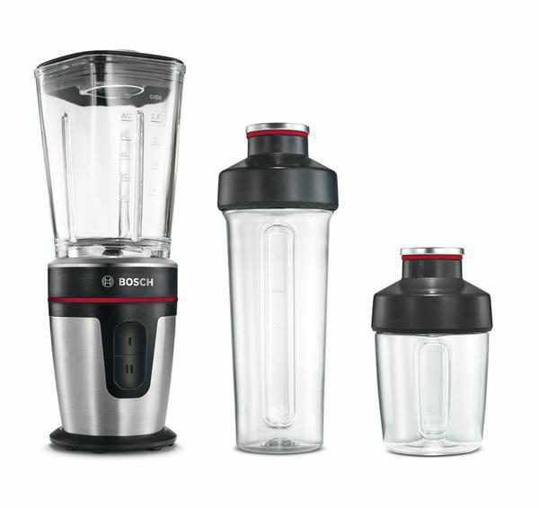 Mixer mit drei Teilen: Mixerkrug, Shaker und kleinerer Becher.