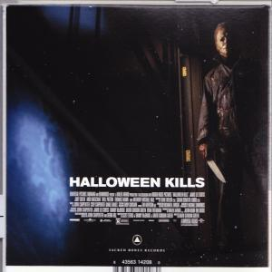 Filmcover für 'Halloween Kills'. Bild einer Person mit Messer.