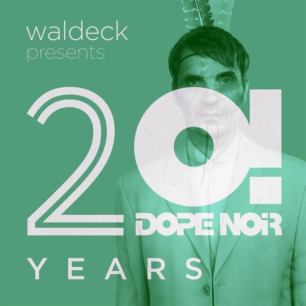 Poster für 20 Jahre Dope Noir, mit einem Mann und grünem Hintergrund. Die Wörter sind weiß.