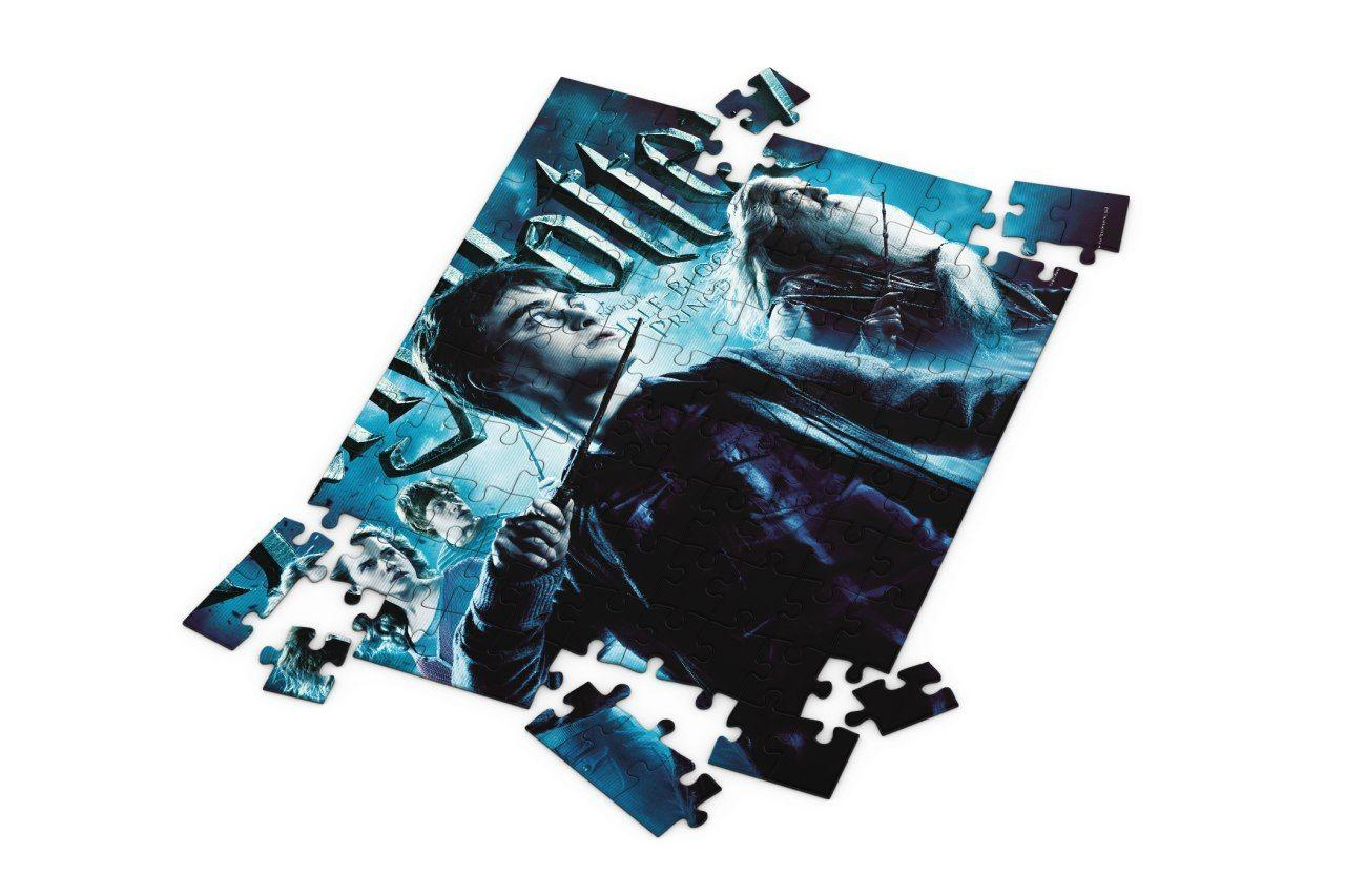 Harry Potter Puzzle wird zusammengesetzt. Zeigt eine Szene aus dem Film mit Harry und anderen Figuren.