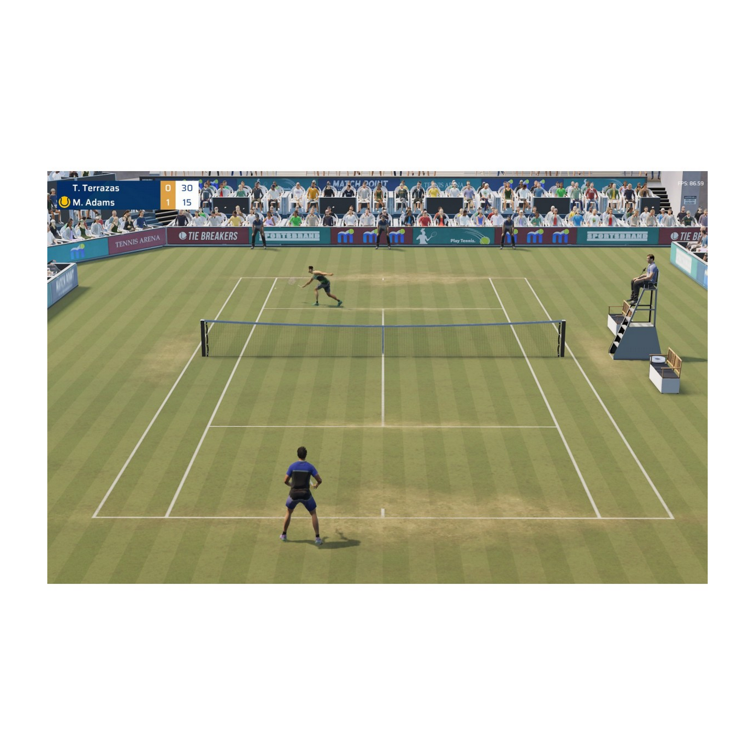 Partido de tenis en curso, dos jugadores en la cancha, público al fondo.