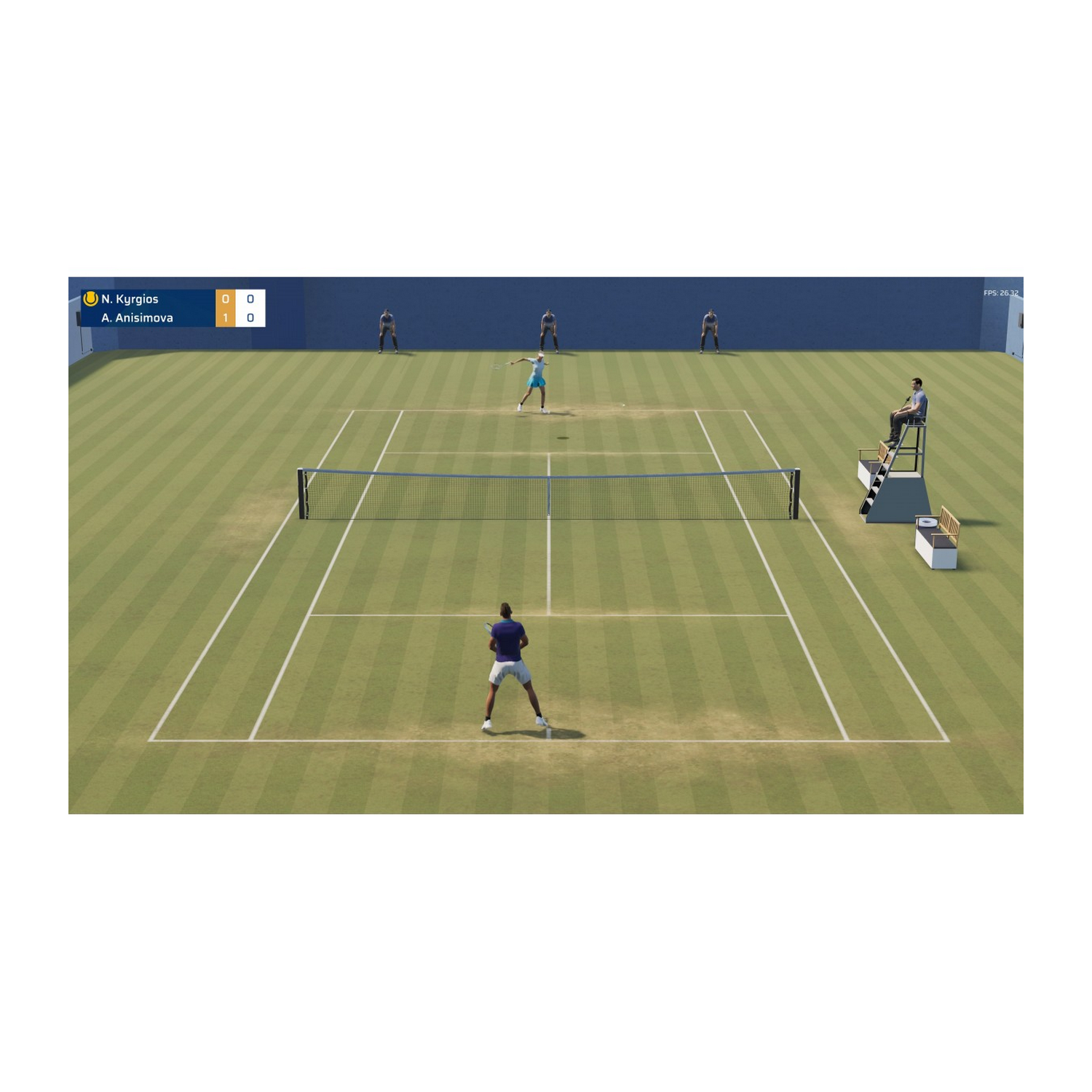 Simulación de partido de tenis. Dos jugadores en la cancha, árbitro, marcador. Fondo azul.