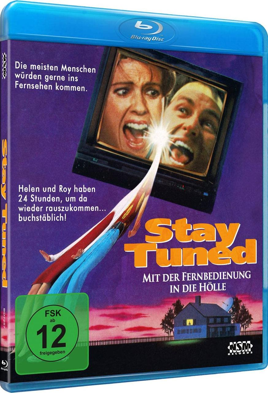 DVD-Cover des Films 'Stay Tuned'. Menschen schauen fern, mit einer gruseligen Szene auf dem Bildschirm.